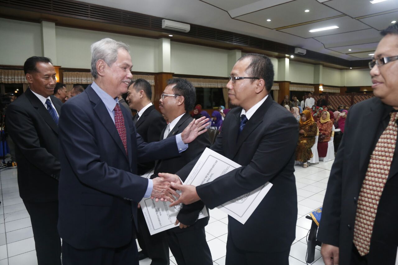 Rektor UMM Fauzan dan ketua Badan Pembina Harian (BPH) UMM Prof Dr Malik Fadjar MSc memberi selamat 